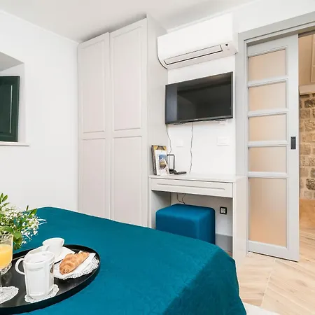 The Old Well In Old Town Apartment